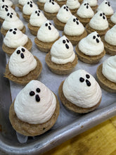 Load image into Gallery viewer, Seasonal Kitty Cake
